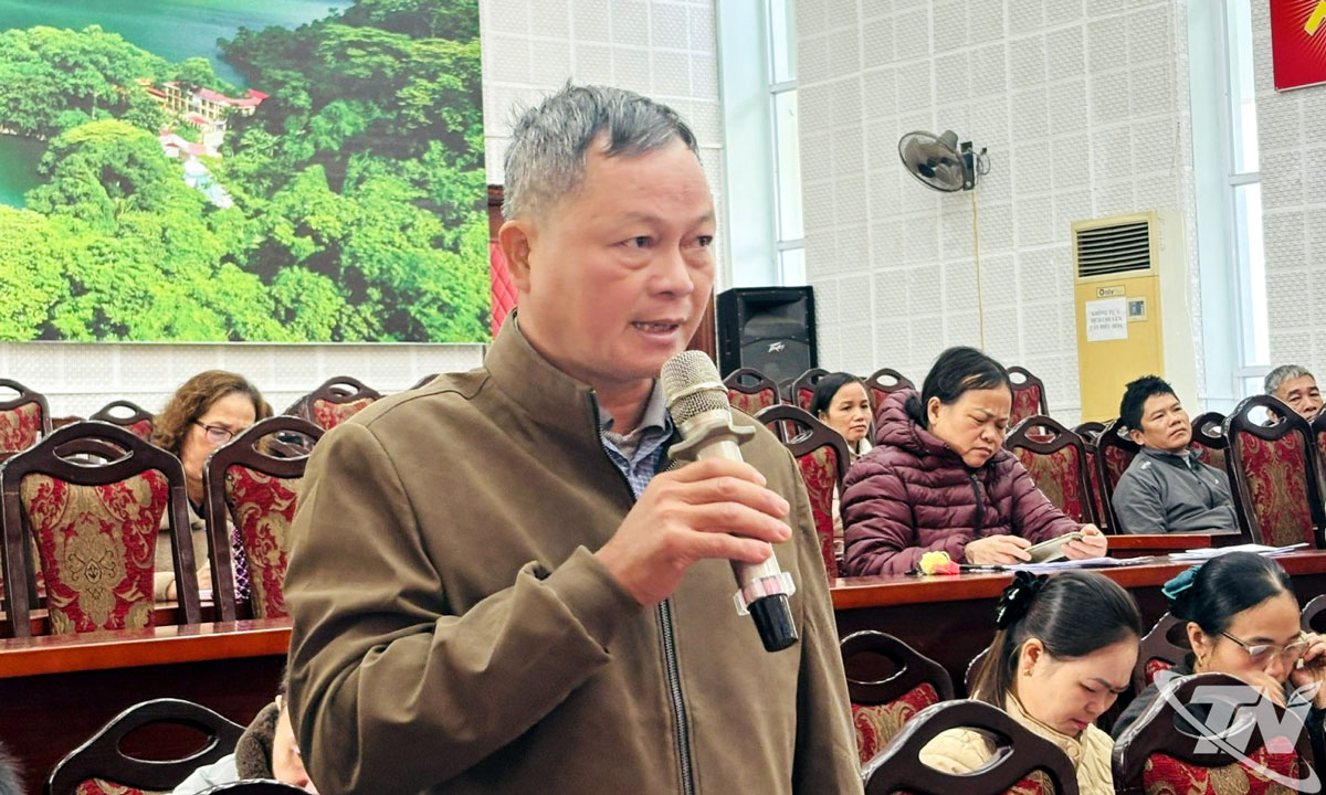 Cử tri phát biểu ý kiến tại buổi tiếp xúc.