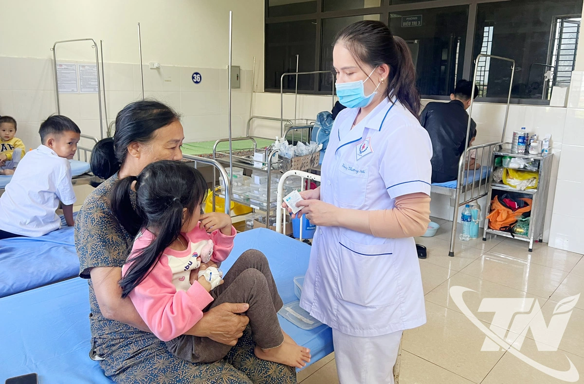 Pediatric doctors at Dong Hy Medical Center examine, consult, and provide guidance to residents on caring for children infected with influenza A.