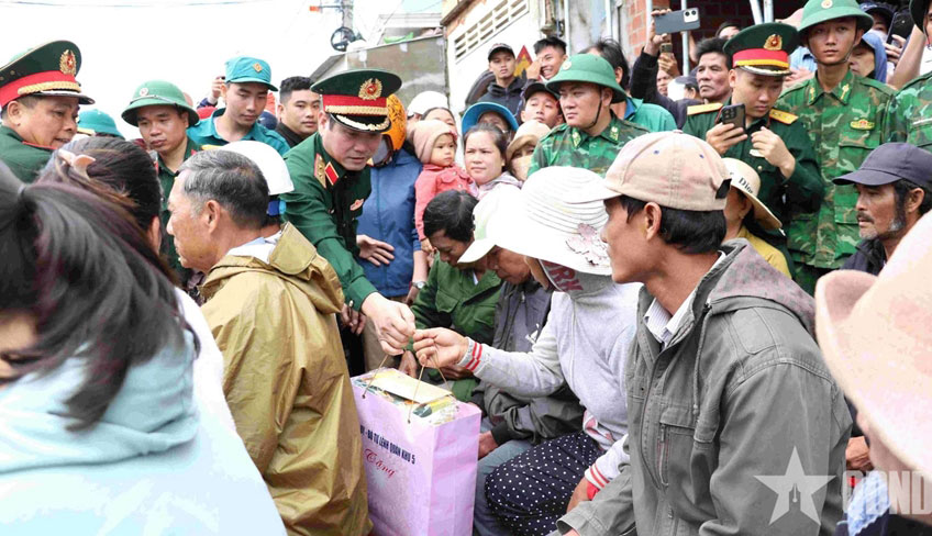 Người dân vùng ngập lụt tỉnh Gia Lai đón nhận quà của Bộ tư lệnh Quân khu 5.