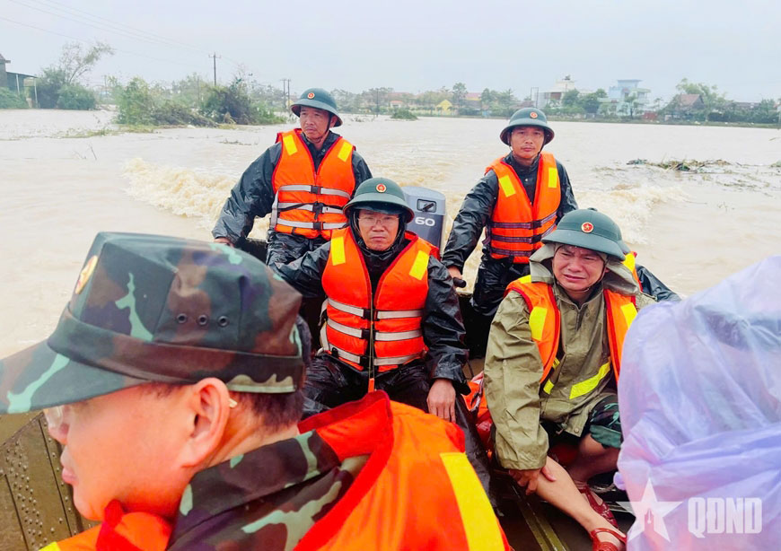 Thiếu tướng Lương Đình Chung, Chính ủy Quân khu 5, cơ động bằng ca nô đến vùng còn cô lập trên địa bàn tỉnh Đắk Lắk.