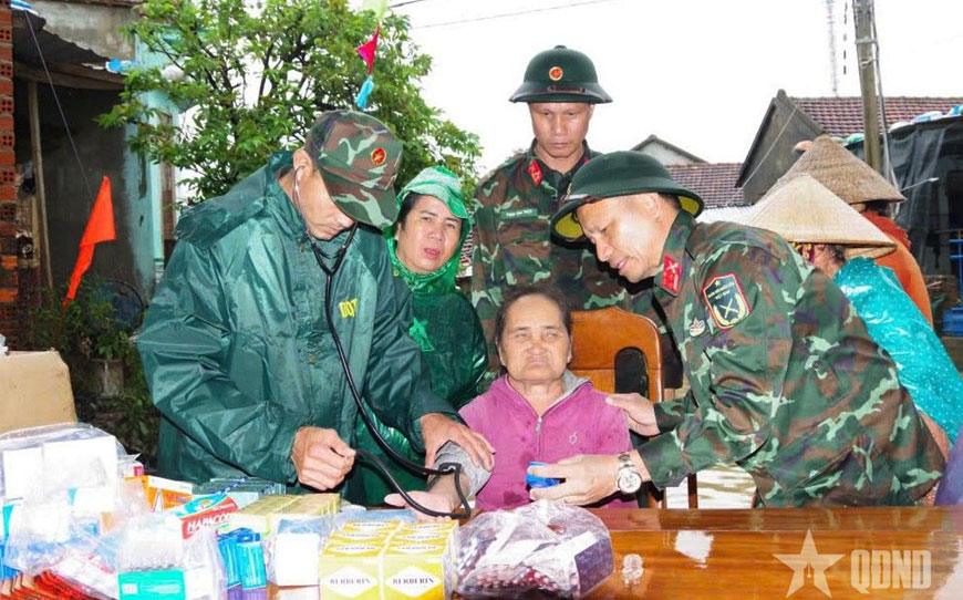 Bộ đội Quân khu 5 tổ chức khám bệnh, cấp thuốc cho người dân vùng lũ.