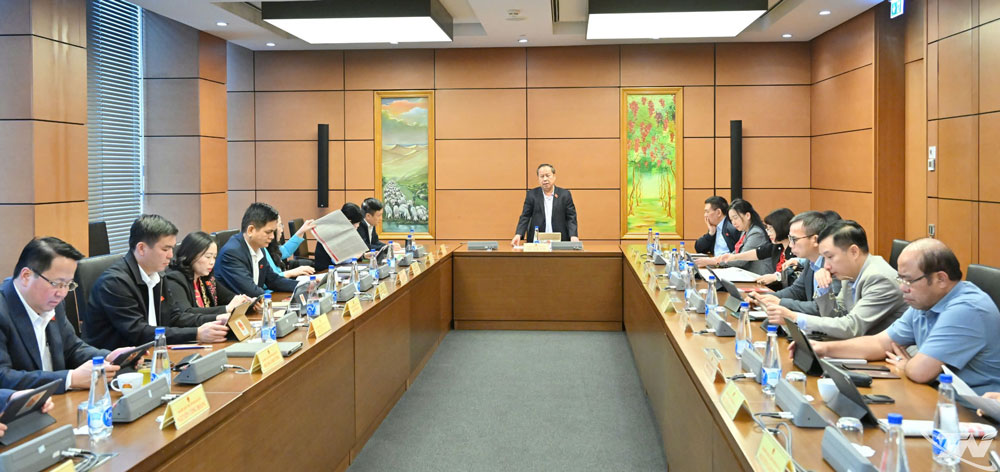 các đại biểu Quốc hội thảo luận ở Tổ về dự thảo Văn kiện trình Đại hội đại biểu toàn quốc lần thứ XIV của Đảng.