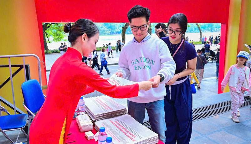 Đông đảo độc giả trẻ tìm hiểu không gian trưng bày “Toàn văn Dự thảo các văn kiện Đại hội XIV của Đảng” tại khuôn viên Báo Nhân Dân, 71 Hàng Trống, Hà Nội.