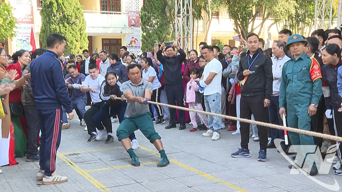 Các vận động viên tham gia thi đấu môn kéo co.