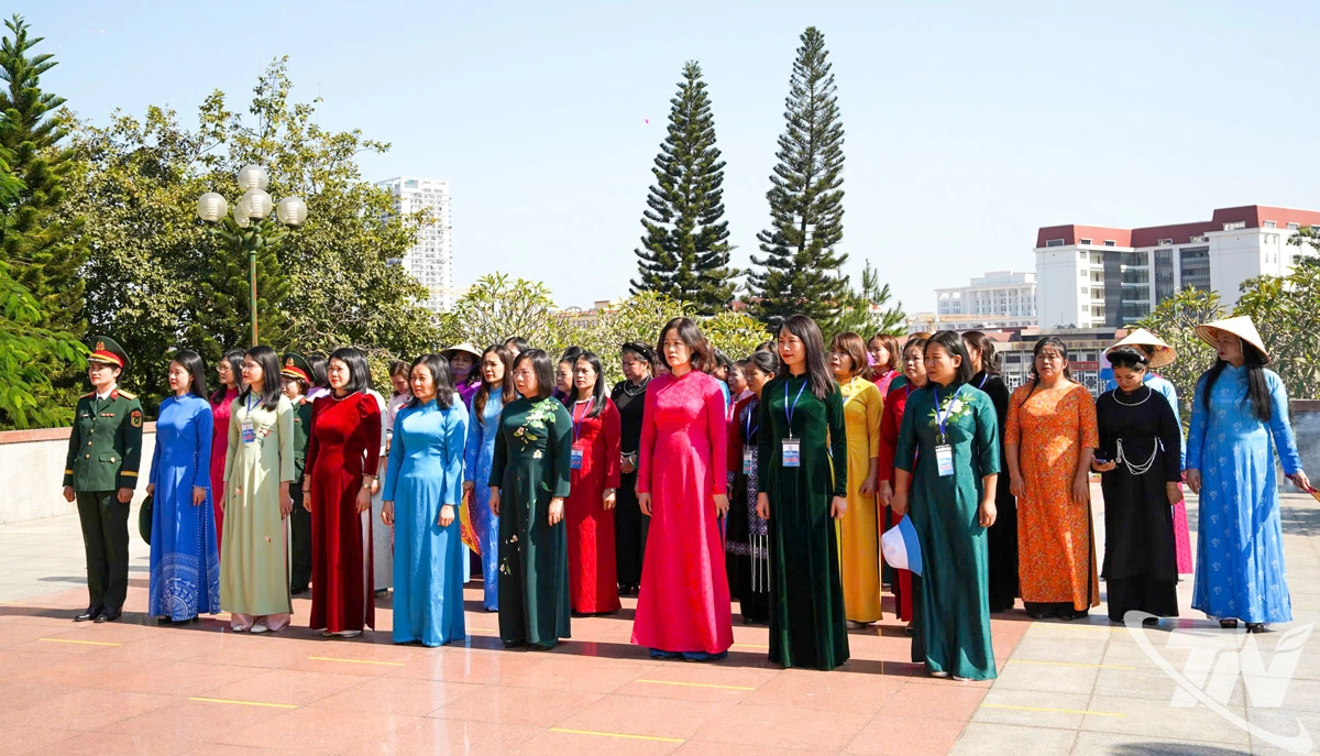 Đoàn đại biểu dự Đại hội đến dâng hương tại Đài tưởng niệm các Anh hùng liệt sĩ tỉnh.