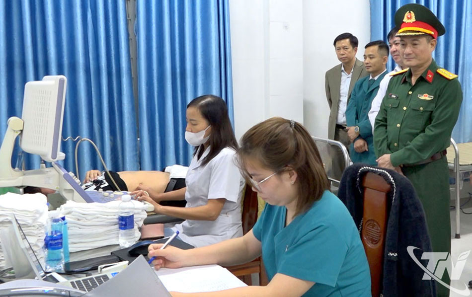 Đại tá Ngô Tuấn Anh, Ủy viên Ban Thường vụ Tỉnh ủy, Phó Chủ tịch thường trực Hội đồng nghĩa vụ quân sự, Chỉ huy trưởng Bộ CHQS tỉnh kiểm tra công tác khám tuyển quân năm 2026 tại xã Võ Nhai.