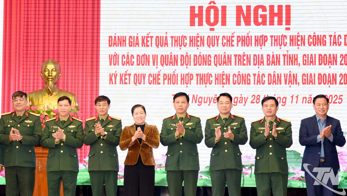 Đại diện các cơ quan, đơn vị ký Quy chế phối hợp công tác dân vận giai đoạn 2025 - 2030.
