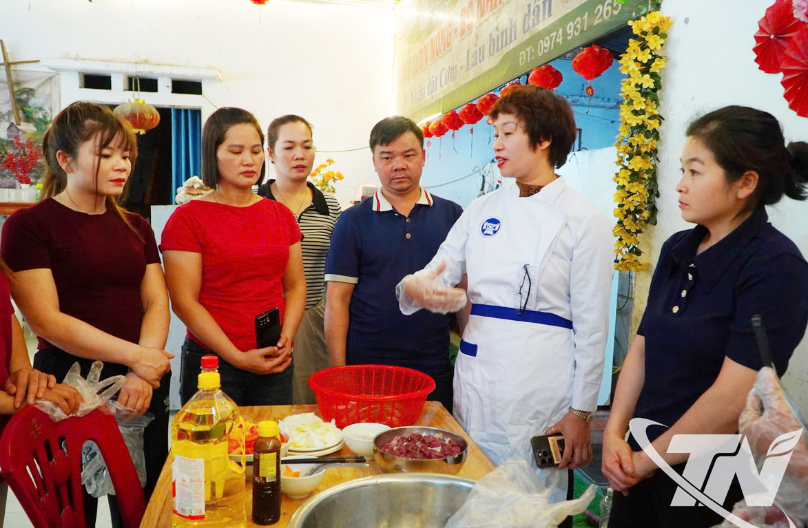 Học viên đồng bào dân tộc thiểu số tham gia lớp đào tạo nghề chế biến món ăn tại xóm Ao Lác, xã Phú Lương, do Trung tâm GDNN - GDTX Phú Lương tổ chức.