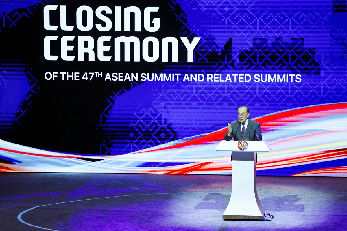 Thủ tướng Malaysia Anwar Ibrahim, Chủ tịch ASEAN, phát biểu tại lễ bế mạc Hội nghị cấp cao ASEAN lần thứ 47 và các hội nghị liên quan - Ảnh: REUTERS