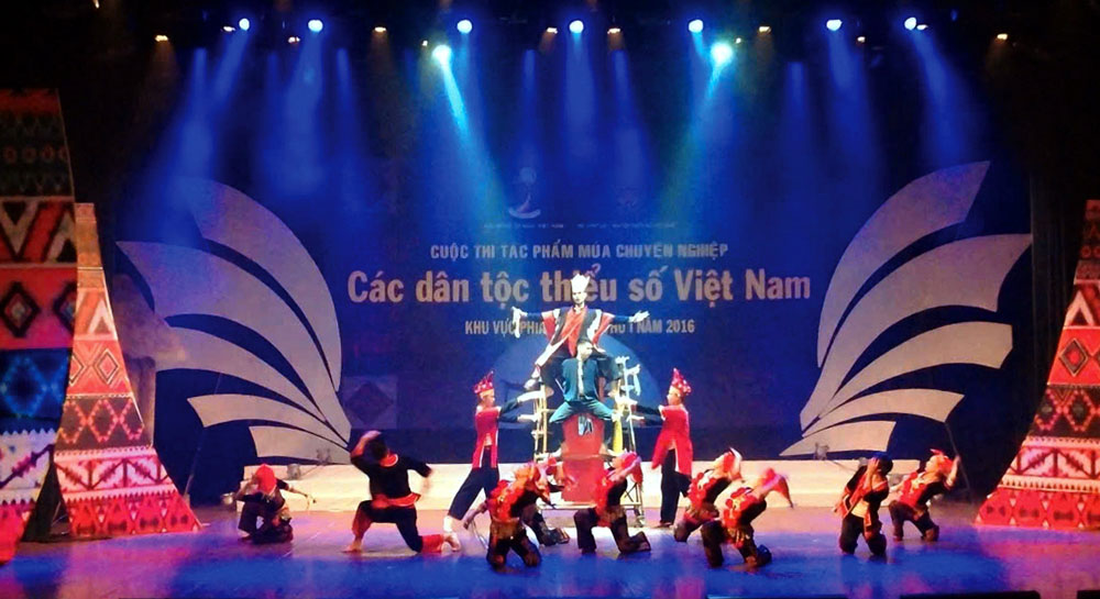 Tác phẩm múa Phía thăng hoa do NSND Minh Thông và NS ƯT Mai Thanh biên đạo, âm nhạc NSND Mạnh Tiến. Tác phẩm đoạt Huy chương Bạc toàn quốc năm 2015