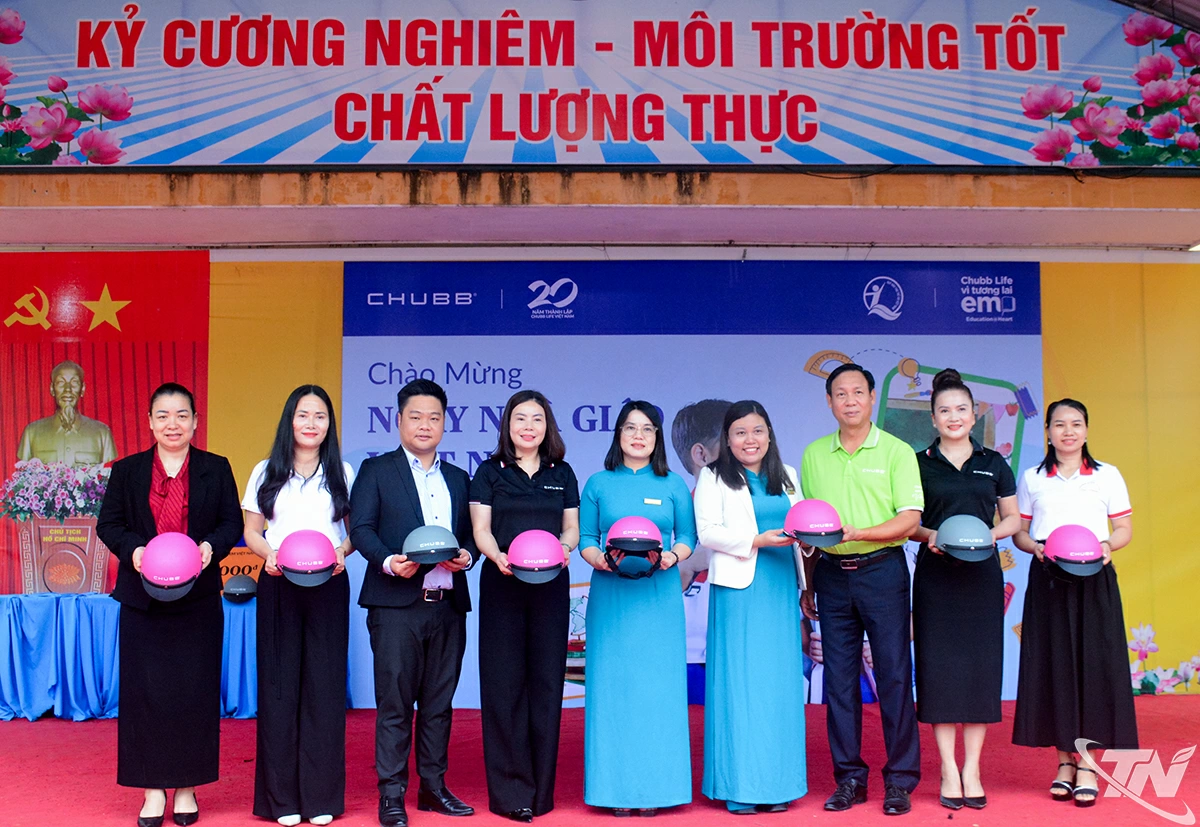 Trong khuôn khổ chương trình, đại diện Chubb Life Việt Nam cũng trạo tặng Trường THCS Tích Lương 100 mũ bảo hiểm trẻ em.
