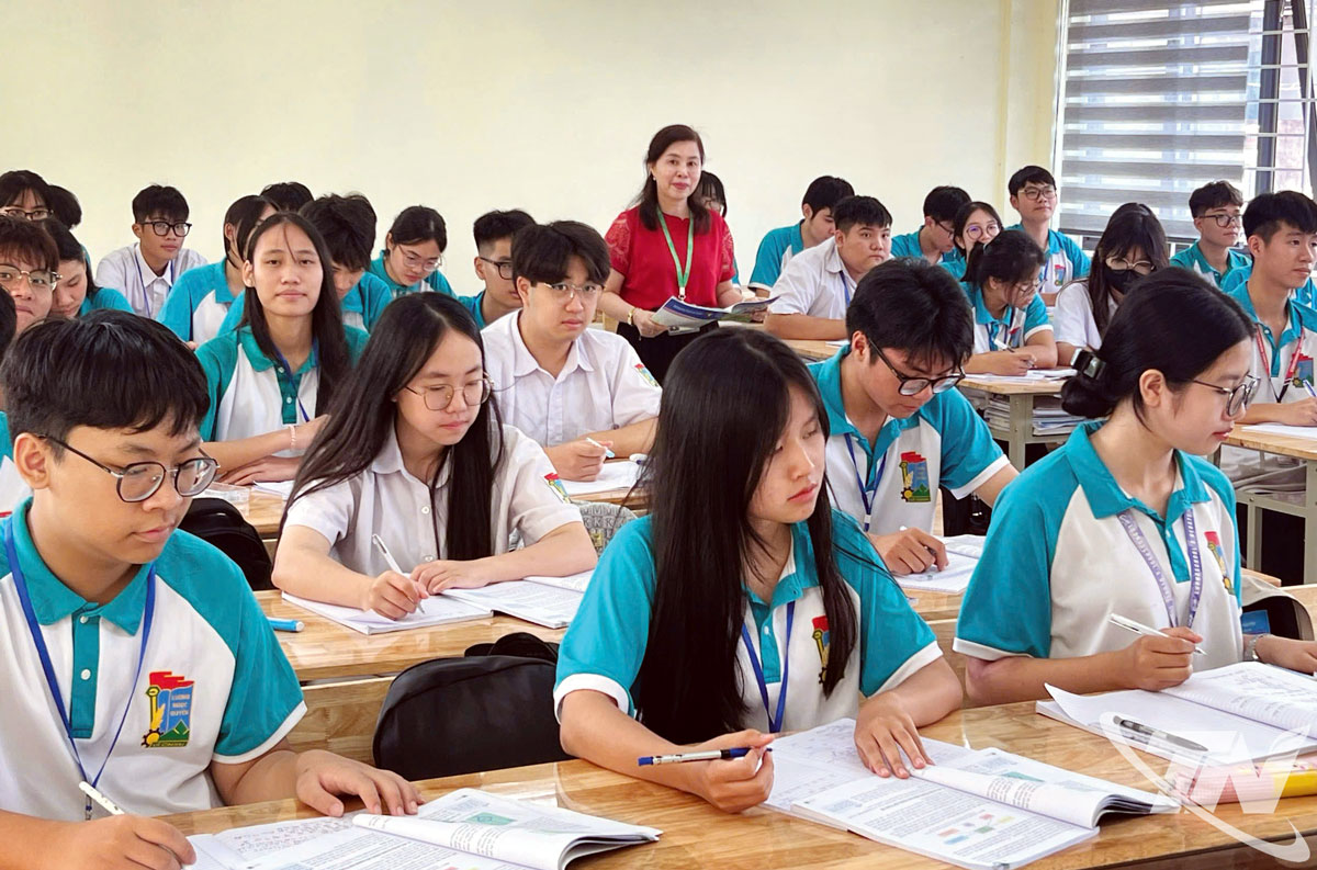 Cô và trò Trường THPT Lương Ngọc Quyến trong một tiết học. Ảnh Thảo Nguyên