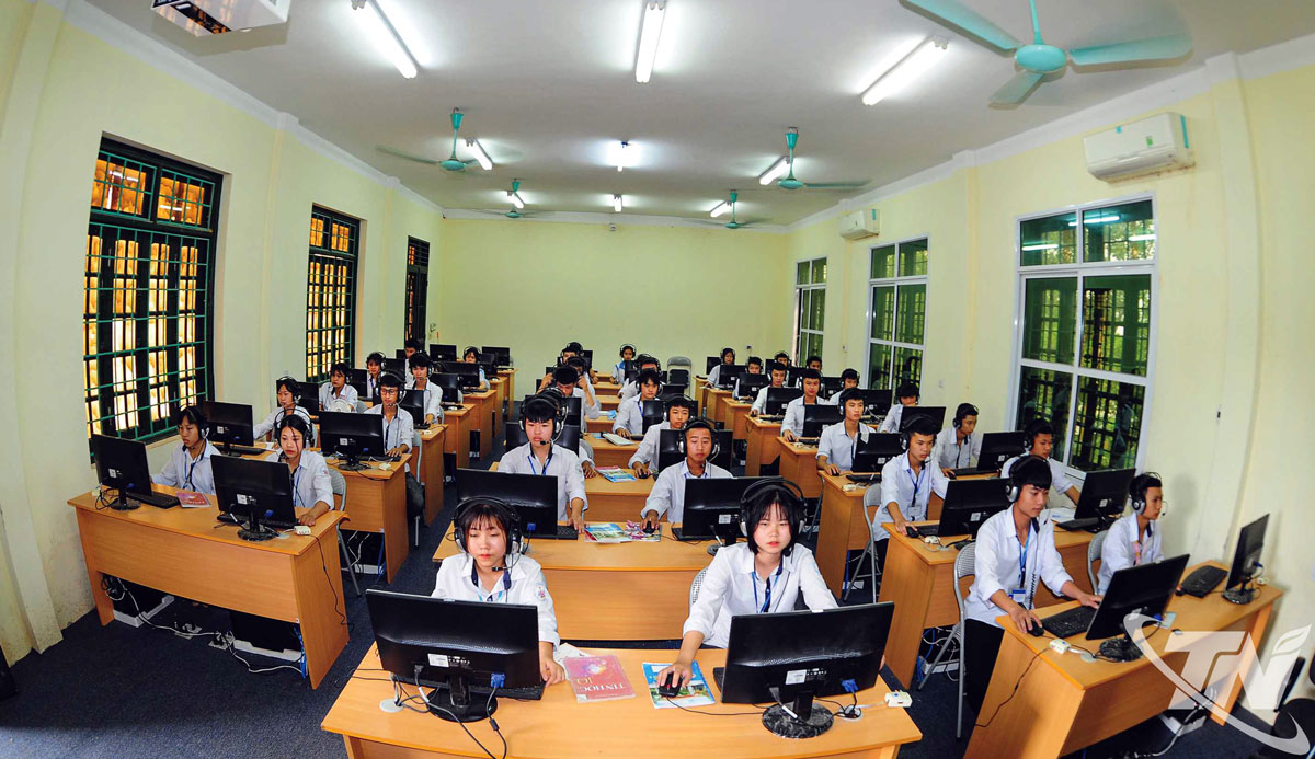 Giờ học tin học tại Trường THCS Tân Long giúp các em khơi mở ước mơ trong thế giới số. Ảnh: Ngọc Hải