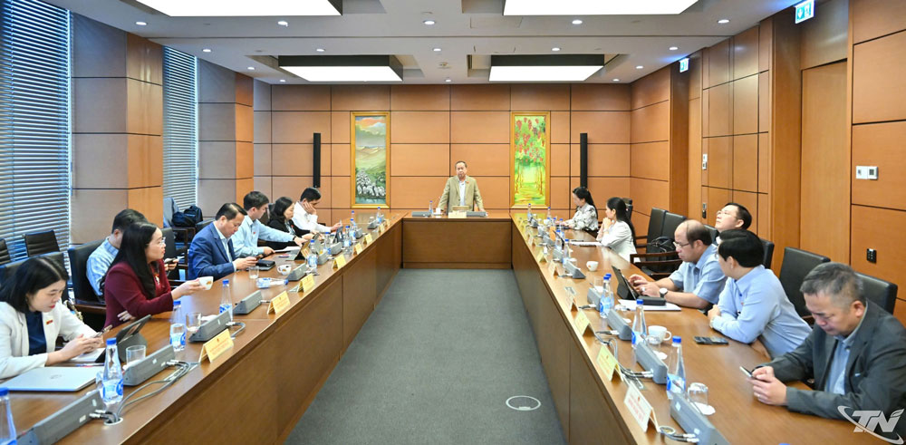 Các đại biểu Quốc hội thảo luận tại tổ