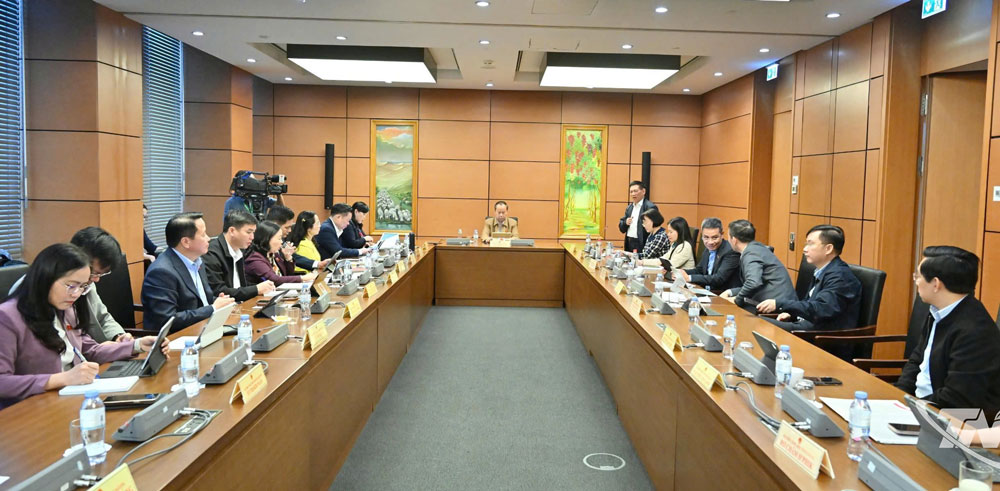 các đại biểu Quốc hội thảo luận tại tổ về Dự án Luật sửa đổi, bổ sung một số điều của Luật Quản lý nợ công vàDự án Luật sửa đổi, bổ sung một số điều của Luật Kinh doanh bảo hiểm