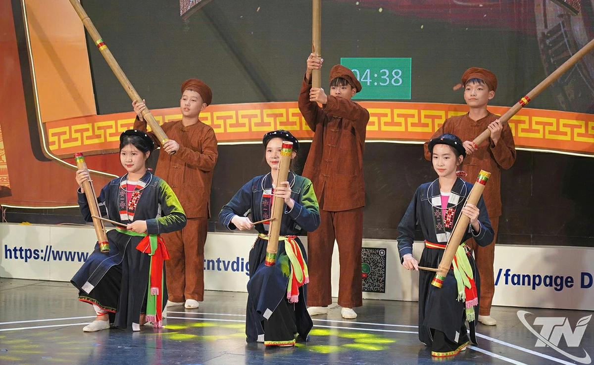 Phần thi Tự giới thiệu với điệu múa Tắc xình của Trường THCS La Bằng.
