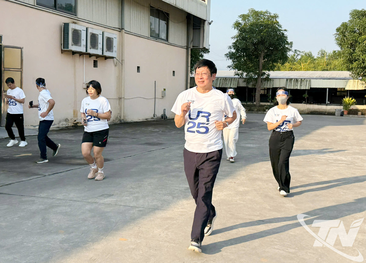 đồng chí Đỗ Mạnh Hùng, nguyên Phó Chủ nhiệm Văn phòng Quốc hội, Phó Chủ tịch Hội Bảo trợ người khuyết tật và trẻ mồ côi Việt Nam tham gia chạy hưởng ứng Giải.