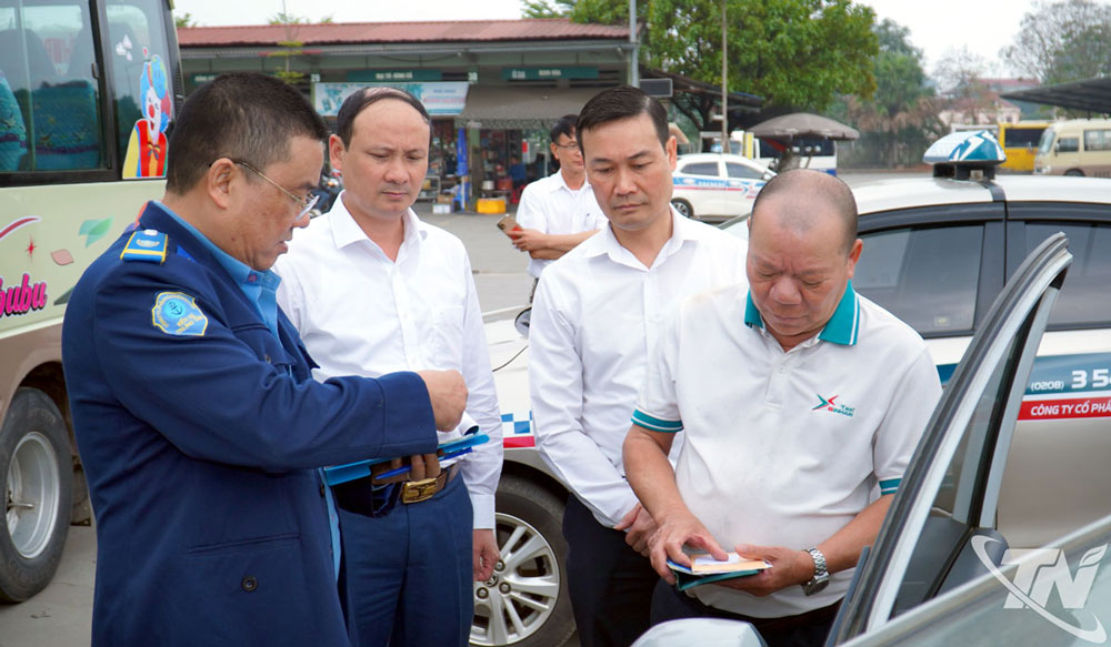 Tại Bến xe khách trung tâm, các lực lượng chức năng tăng cường kiểm tra các điều kiện trước khi xe xuất bến