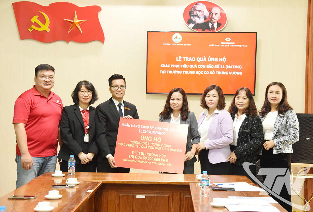 Đoàn trao hỗ trợ cho Trường THCS Trưng Vương.