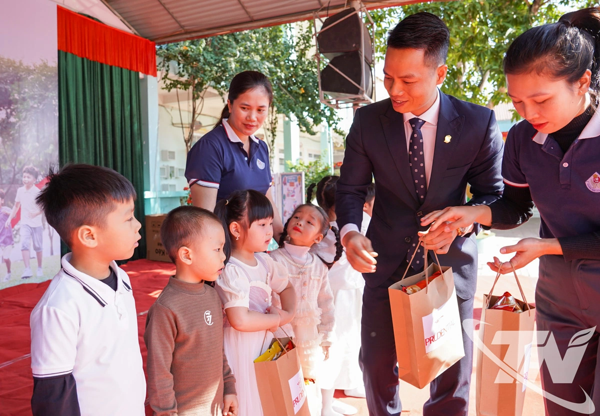 Lãnh đạo Prudential Việt Nam tặng quà cho các em học sinh Trường Mầm non Chùa Hang và Trường Mầm non Huống Thượng.