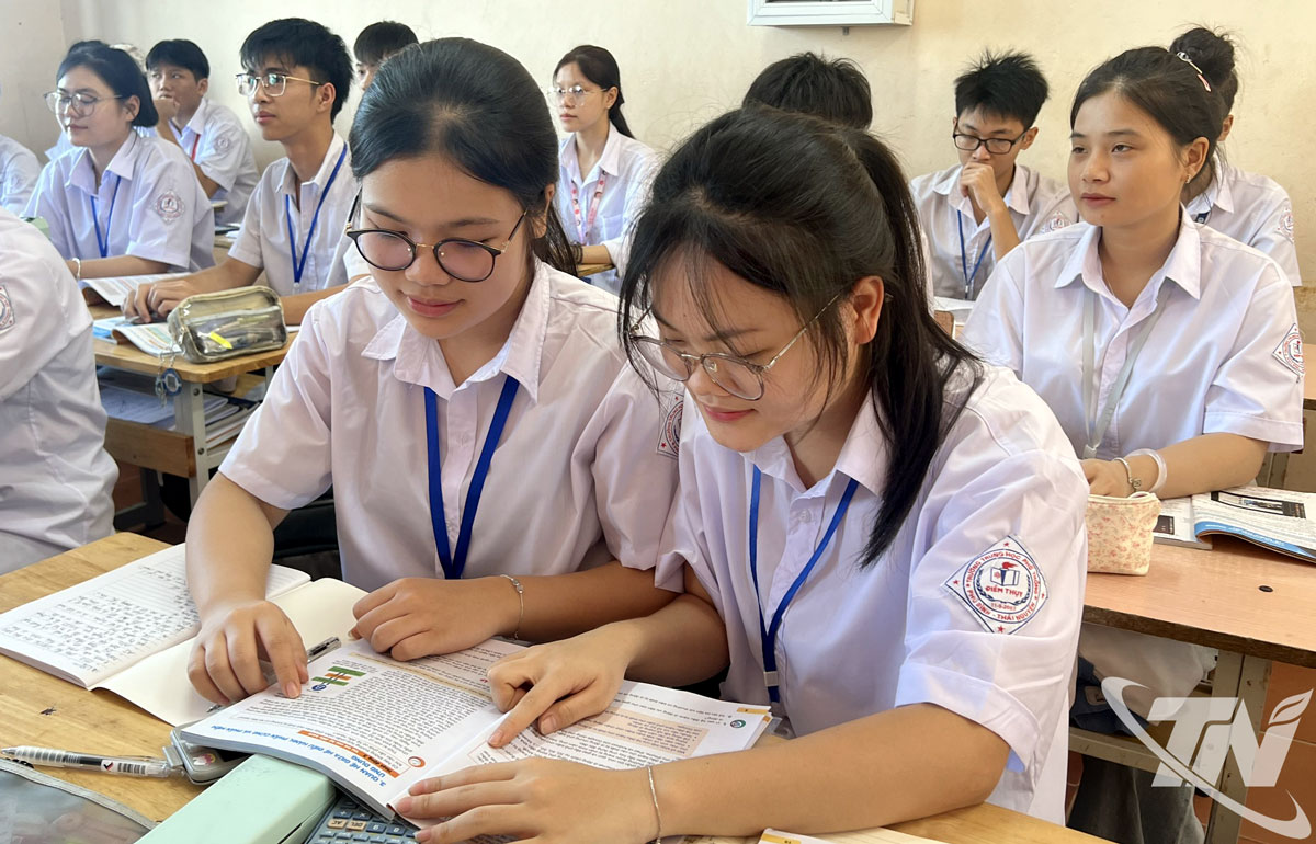 Học sinh Trường THPT Điềm Thụy, tỉnh Thái Nguyên, trao đổi bài, giúp đỡ nhau trong học tập