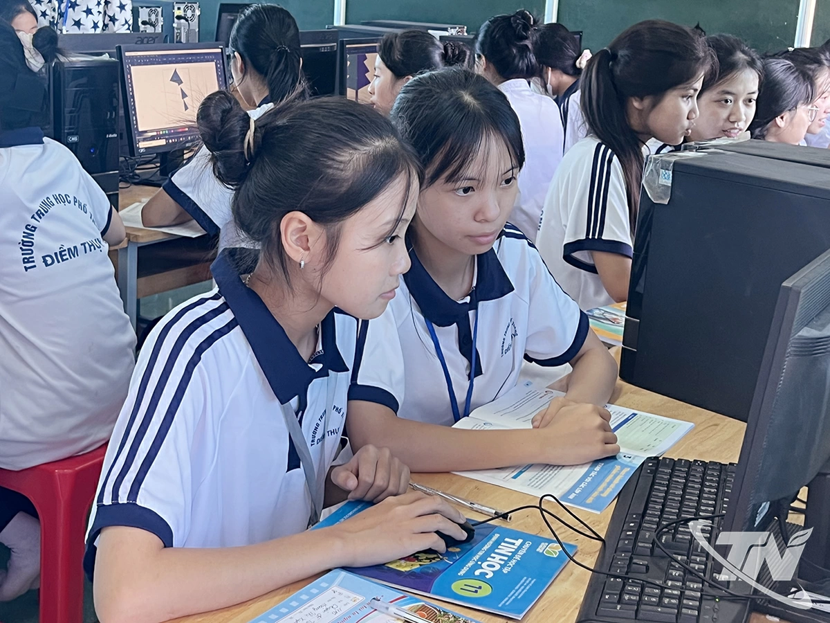 Giáo viên và học sinh Trường THPT Điềm Thụy, tích cực ứng dụng công nghệ - thông tin
trong dạy học.