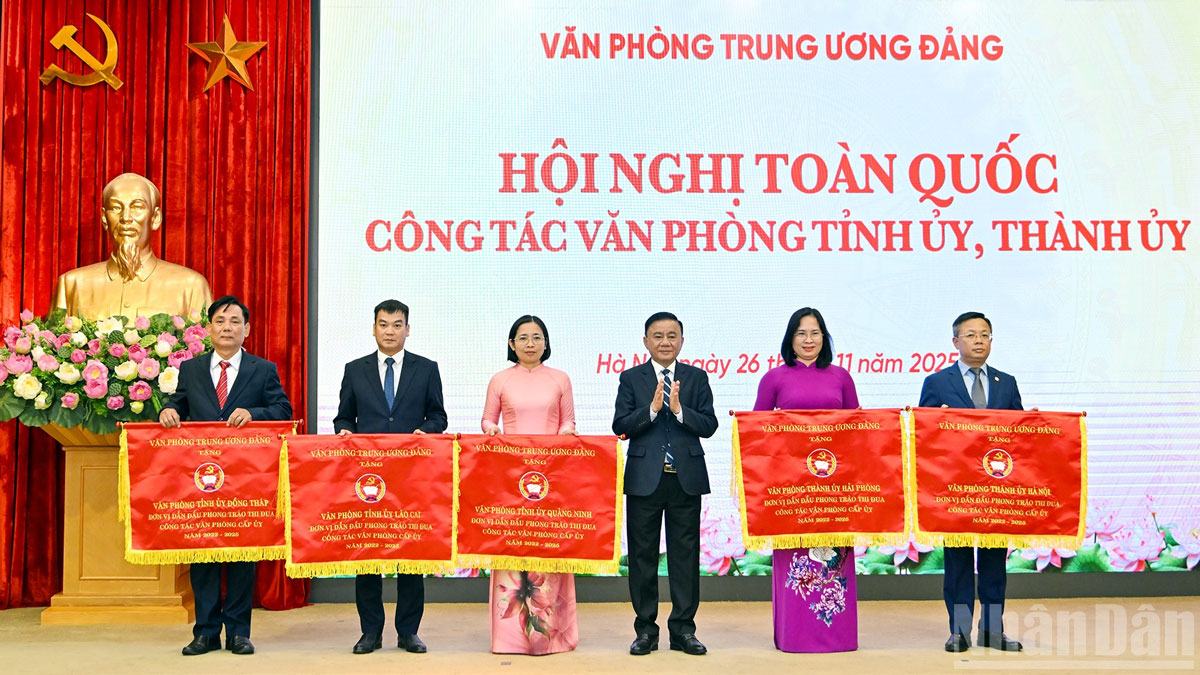 Đồng chí Trần Cẩm Tú trao Cờ thi đua của Văn phòng Trung ương Đảng tặng các tập thể tại Hội nghị. Ảnh: nhandan.vn