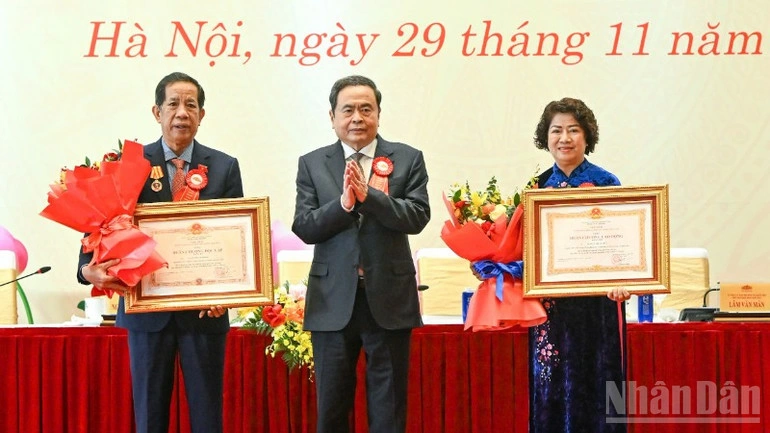 Chủ tịch Quốc hội Trần Thanh Mẫn trao Huân chương Độc lập hạng Ba tặng nguyên Phó Chủ nhiệm Ủy ban Văn hóa và Xã hội Đặng Thuần Phong và trao Huân chương Lao động hạng Nhì tặng nguyên Phó Chủ nhiệm Ủy ban Khoa học, Công nghệ và Môi trường Nguyễn Thị Lệ Thủy. (Ảnh: DUY LINH)