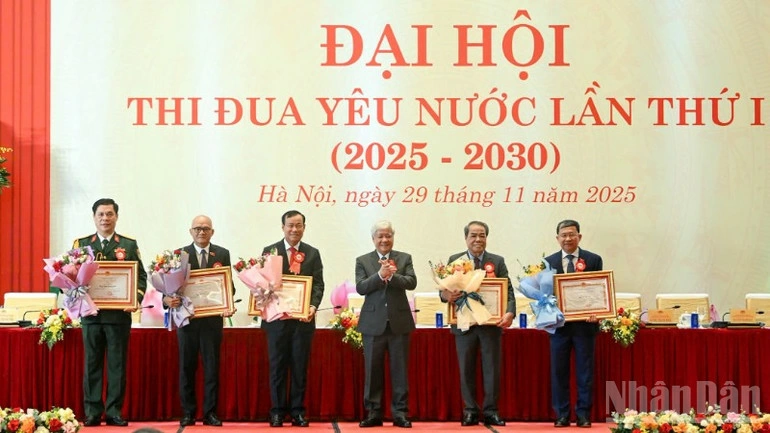 Phó Chủ tịch Thường trực Quốc hội Đỗ Văn Chiến trao Bằng khen của Ủy ban Thường vụ Quốc hội tặng các cá nhân có thành tích xuất sắc trong thực hiện nhiệm vụ. (Ảnh: DUY LINH)