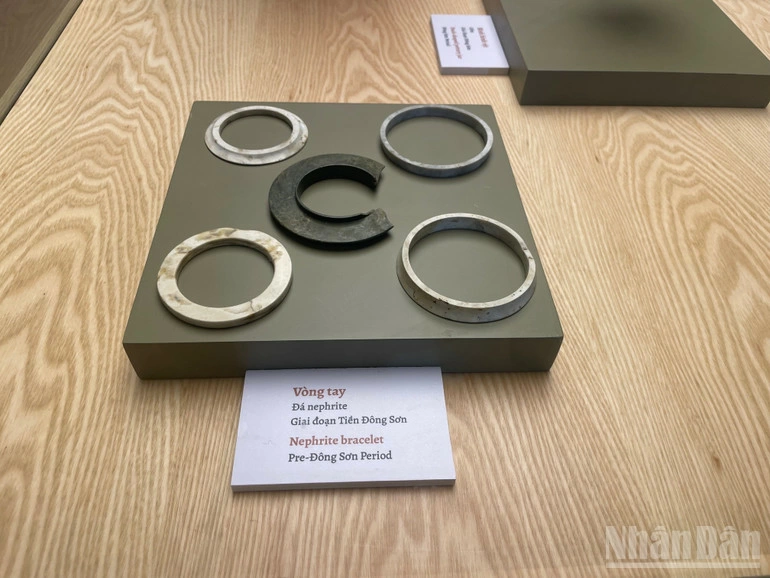 Vòng tay bằng đá.