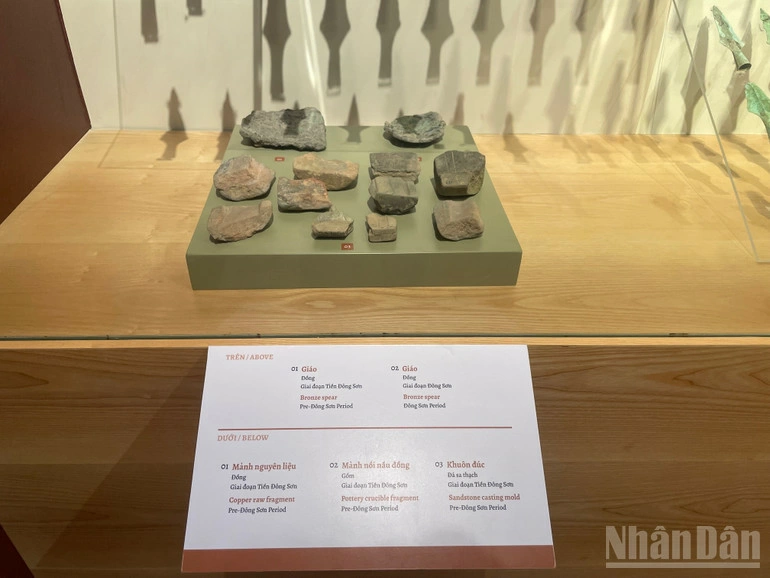 Trưng bày một số hiện vật khai quật tại Vườn Chuối.