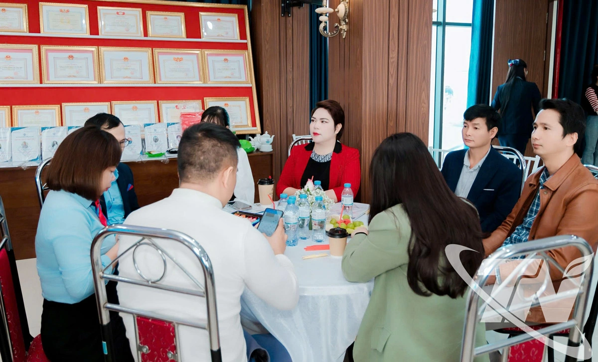 Chương trình “Cà phê Doanh nhân – Kết nối, chia sẻ” tại phường Vạn Xuân tạo không gian để đại diện doanh nghiệp gặp gỡ, trao đổi và chia sẻ kinh nghiệm, thúc đẩy phát triển cộng đồng doanh nghiệp địa phương.