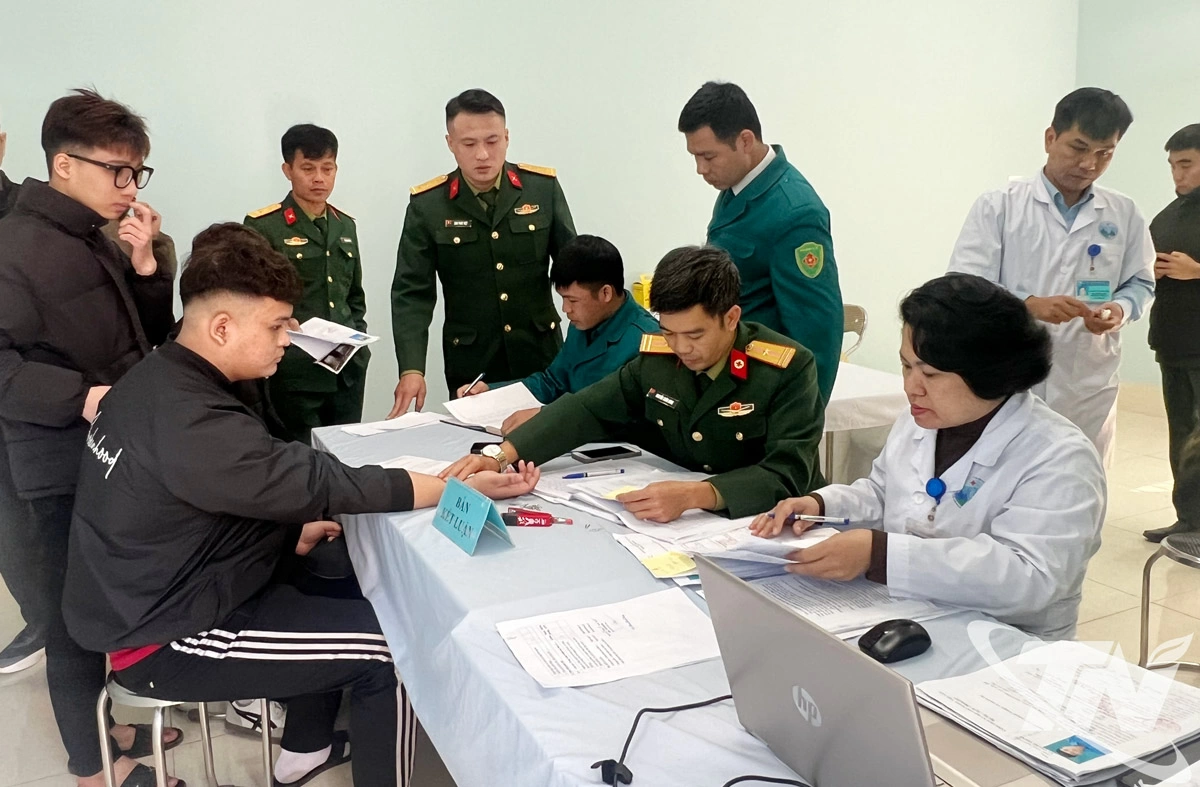 
Hội đồng khám sức khỏe nghĩa vụ quân sự khu vực Chợ Mới tổ chức khám tuyển sức khỏe cho thanh niên.