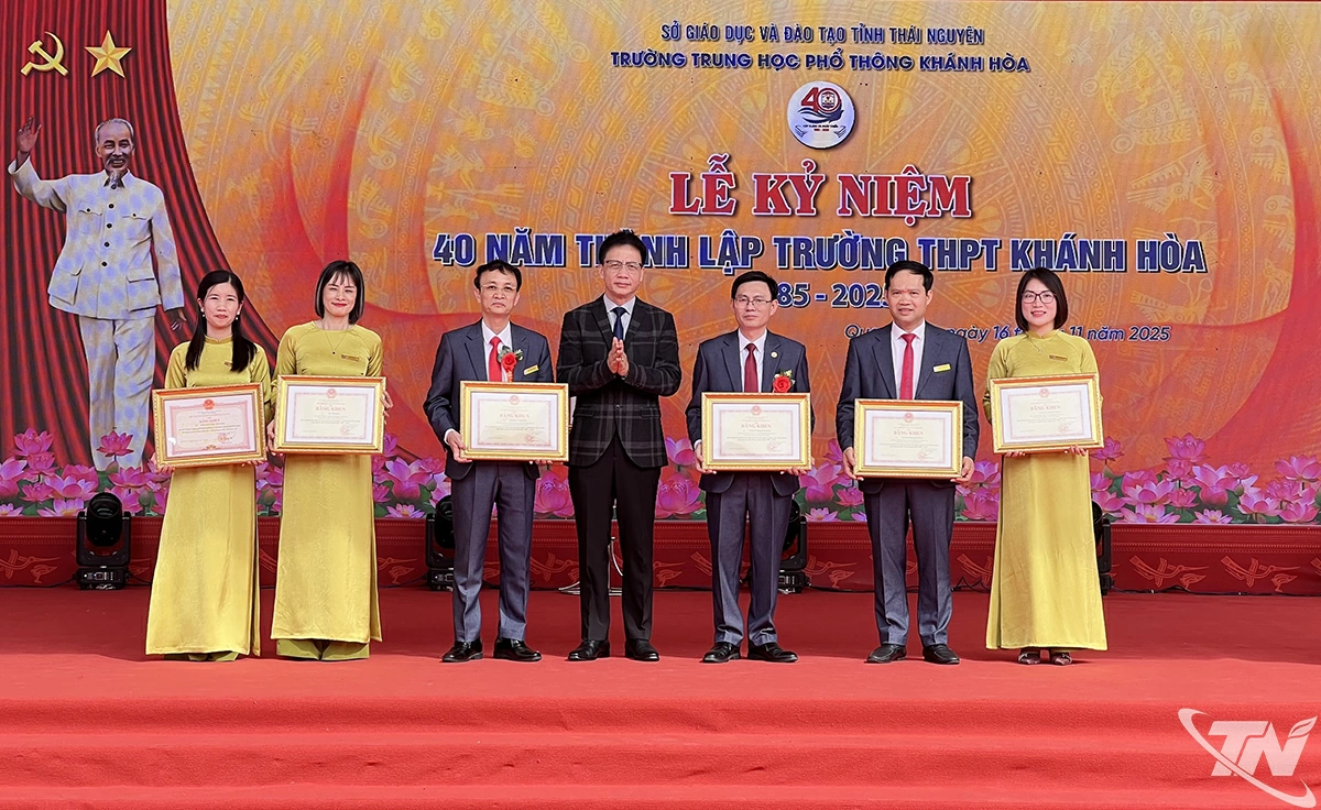 Đồng chí Nguyễn Ngọc Ân, Chủ tịch Công đoàn Giáo dục Việt Nam trao Bằng khen của Bộ Giáo dục và Đào tạo cho 5 thầy, cô giáo Trường và Bằng khen UBND tỉnh Thái Nguyên cho 1 giáo viên.