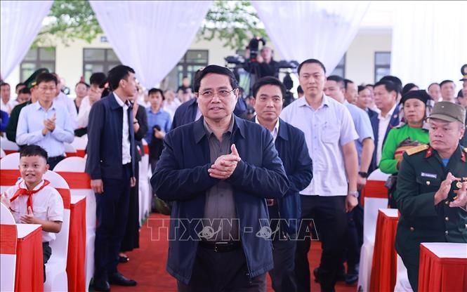 Thủ tướng Phạm Minh Chính đến dự Lễ khởi công tại điểm Trường nội trú liên cấp Tiểu học và Trung học cơ sở xã Yên Khương, Thanh Hóa. Ảnh: Dương Giang/TTXVN