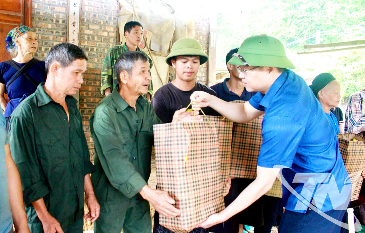 Đồng chí Đinh Quang Tuyên, Phó Bí thư Tỉnh ủy, Chủ tịch Ủy ban MTTQ tỉnh thăm hỏi, động viên, trao quà tặng các hộ dân bị ngập nhà do hoàn lưu bão số 11 ở thôn Lủng Siên, xã Vĩnh Thông.