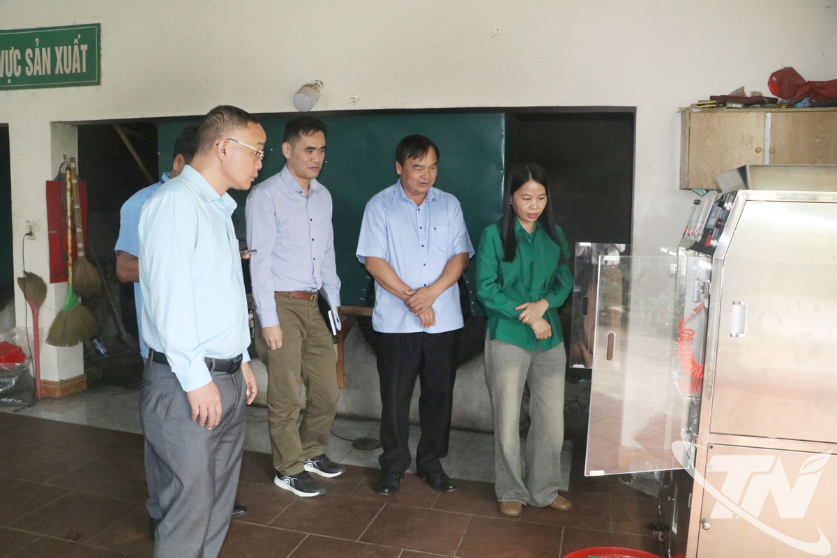 Đoàn công tác của Sở Công Thương Thái Nguyên nghiệm thu đề án khuyến công tại hộ kinh doanh Long Thùy Dung, xã Đại Phúc.