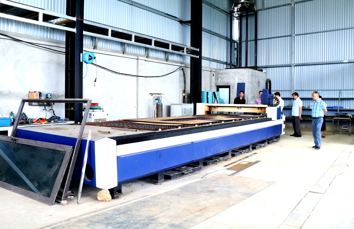 Đại diện Sở Công Thương kiểm tra, nghiệm thu mô hình hỗ trợ máy móc thiết bị từ nguồn khuyến công.