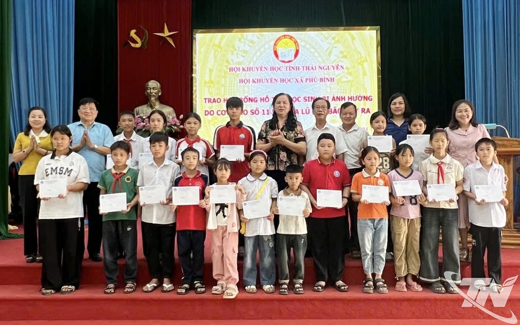 Lãnh đạo Hội Khuyến học tỉnh trao học bổng cho các em học sinh xã Phú Bình.