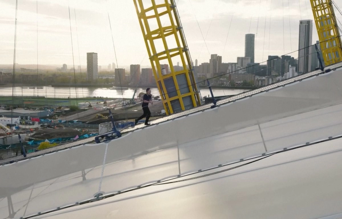 Josh Patterson phá kỷ lục “Leo và xuống The O2 nhanh nhất” với thời gian 4 phút 40,79 giây.