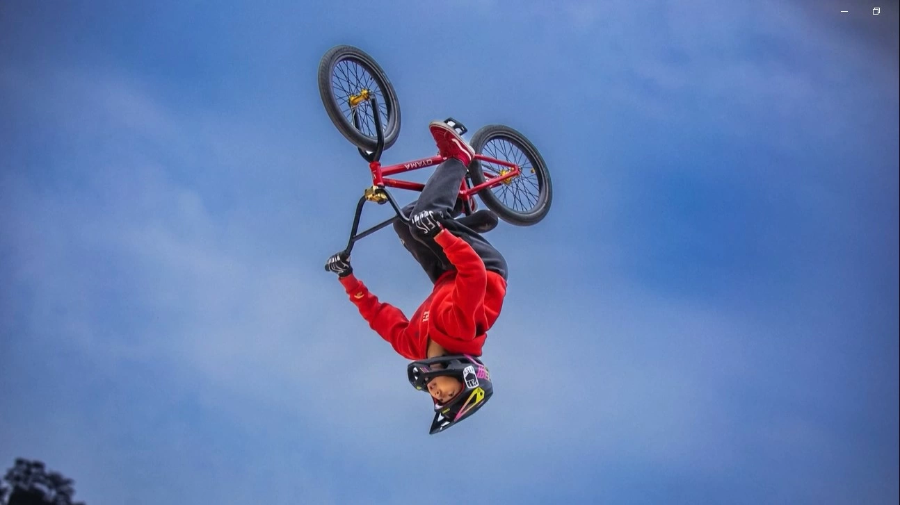 Tại Trung Quốc, Liu Haoran thiết lập kỷ lục “Nhào lộn xe đạp cao nhất”.