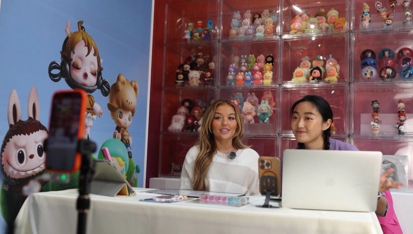 Anna Williams, ngôi sao TikTok với 1,3 triệu người theo dõi cùng Mary He dẫn 4 buổi livestream mỗi ngày.