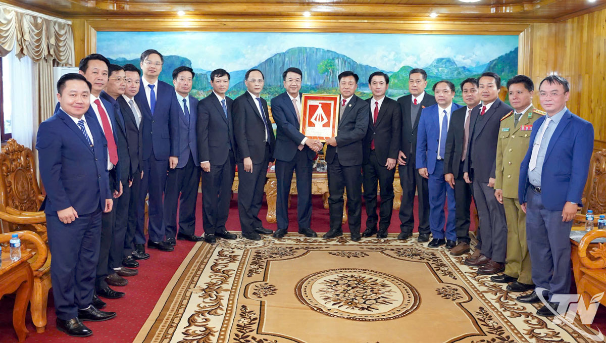 Các đồng chí lãnh đạo tỉnh Hủa Phăn tặng quà lưu niệm cho Đoàn công tác của tỉnh Thái Nguyên.