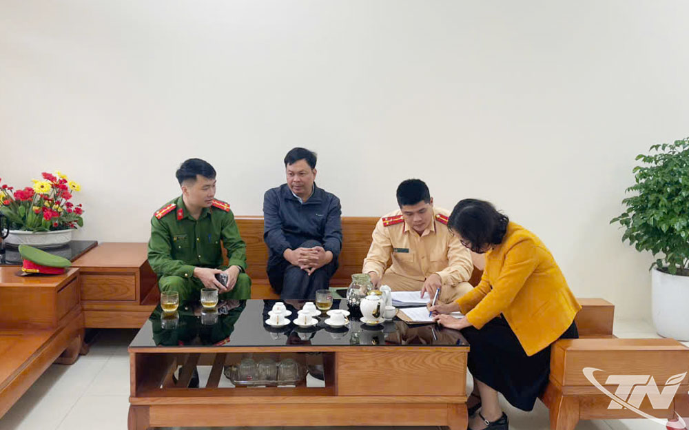 Lực lượng Cảnh sát giao thông tổ chức ký cam kết chấp hành việc không nhận trông giữ phương tiện cho học sinh khi chưa đủ điều kiện điều khiển phương tiện đến trường.