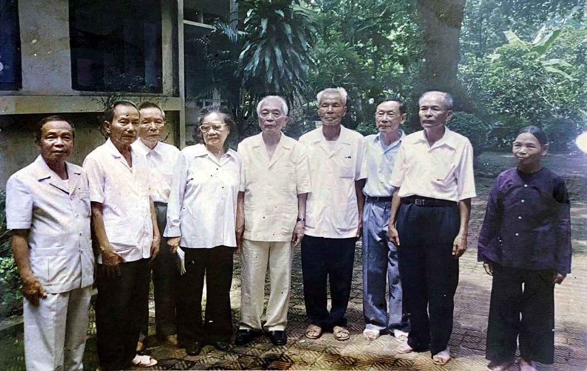 Ông Lý Thanh (thứ tư phải sang) cùng ông Nhị Quý (thứ hai trái sang) và các cán bộ, lão thành cách mạng đến thăm Đại tướng Võ Nguyên Giáp (đứng giữa) tại Hà Nội, năm 2000 (ảnh tư liệu gia đình).