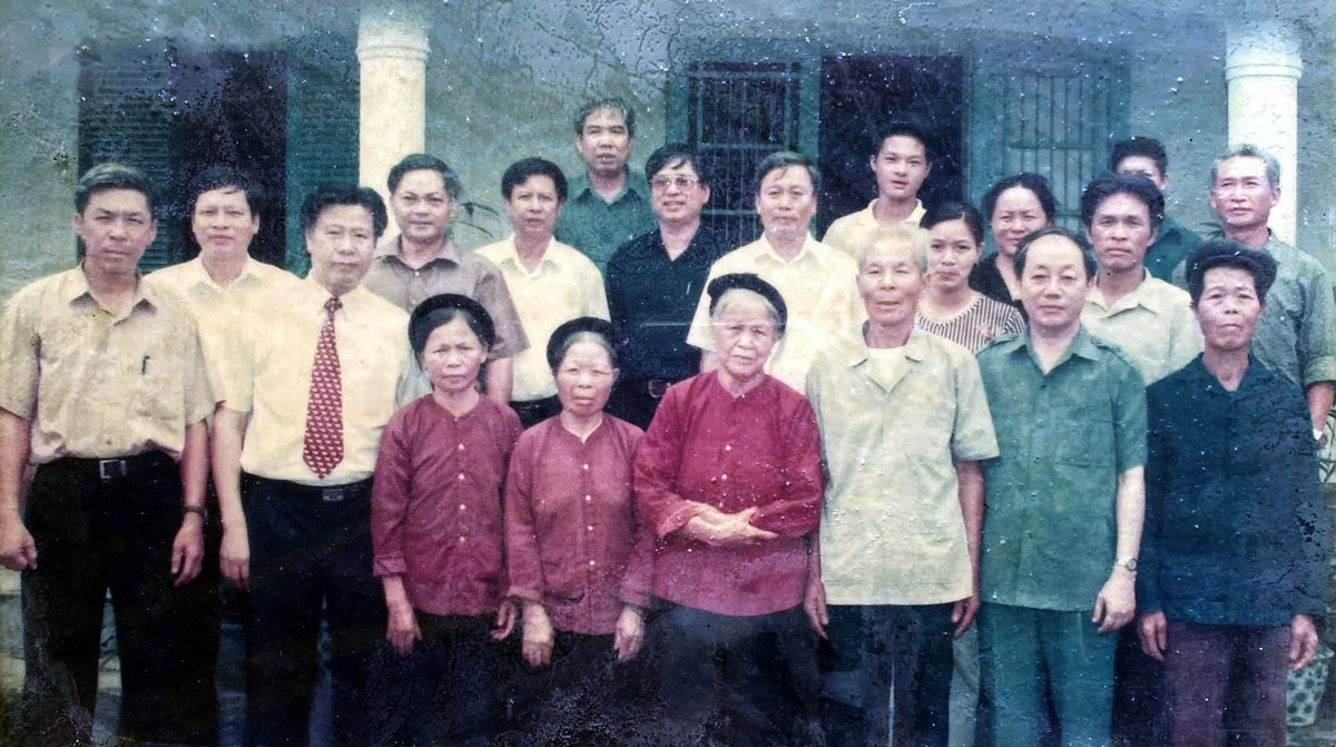 Ngày 27/2/2002, đồng chí Phan Diễn (thứ hai từ phải sang, hàng trước), Ủy viên Bộ Chính trị, Thường trực Ban Bí thư Trung ương Đảng lên thăm gia đình đồng chí Lý Thanh. Ảnh tư liệu gia đình