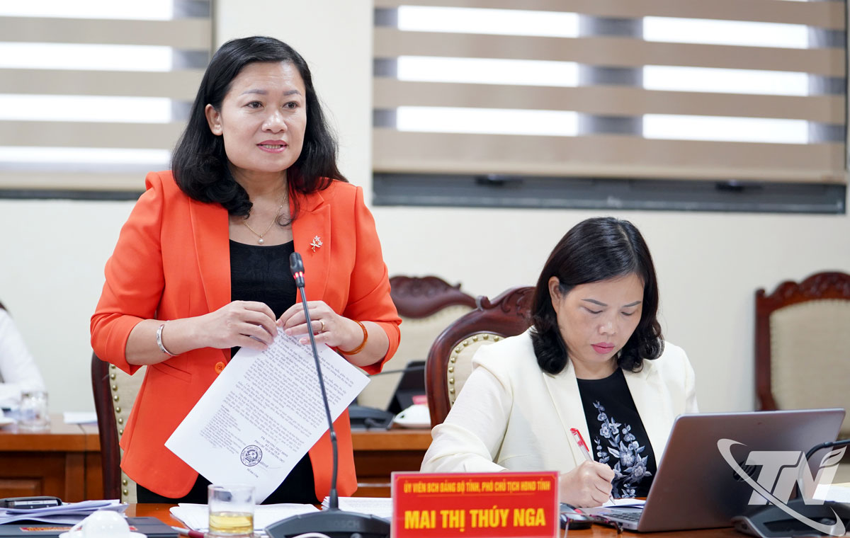 Đồng chí Mai Thị Thúy Nga, Phó Chủ tịch HĐND tỉnh phát biểu tại Hội nghị