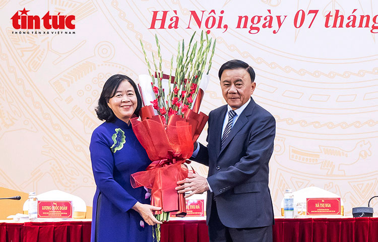 Ủy viên Bộ Chính trị, Thường trực Ban Bí thư Trần Cẩm Tú tặng hoa chúc mừng tân Chủ tịch Ủy ban Trung ương MTTQ Việt Nam Bùi Thị Minh Hoài.