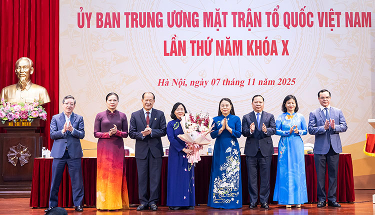 Ban Thường trực Ủy ban Trung ương MTTQ Việt Nam tặng hoa chúc mừng bà Bùi Thị Minh Hoài, Ủy viên Bộ Chính trị, Bí thư Trung ương Đảng, Chủ tịch Ủy ban Trung ương MTTQ Việt Nam.