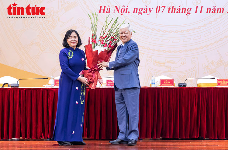 Ủy viên Bộ Chính trị, Phó Bí thư Thường trực Đảng ủy Quốc hội, nguyên Bí thư Đảng ủy MTTQ, các đoàn thể Trung ương, nguyên Chủ tịch Ủy ban Trung ương MTTQ Việt Nam Đỗ Văn Chiến tặng hoa chúc mừng bà Bùi Thị Minh Hoài.